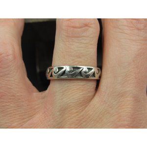 Size 7.75 Sterling Silver Solid Beach Waves Band Ring